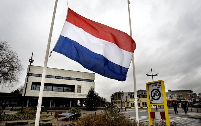 DRUTEN - De vlag op het gemeentehuis van Druten hangt zaterdag halfstok. Mark Weijdt, de militair die vrijdag sneuvelde in Afghanistan, woonde in de Gelderse gemeente. Foto ANP