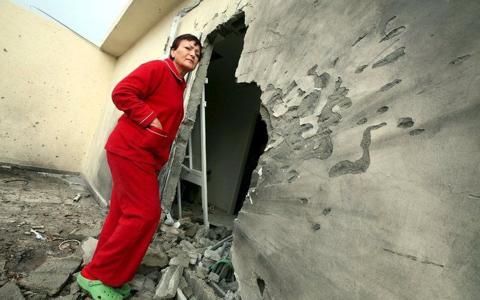 SDEROT - Een inwoonster van Sderot in het zuiden van Israël bekijkt de inslag van een Qassam-raket in haar woning. Het afgelopen weekend vuurde Hamas zeker acht raketten af op het zuiden van Israël. Foto: EPA