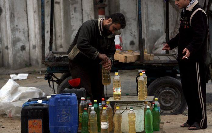 Een Palestijn verkoopt brandstof in Gaza. Foto EPA