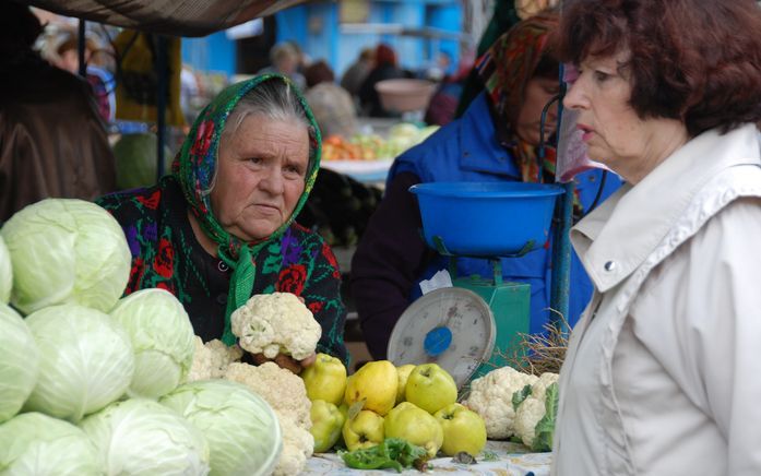 Een vrouw verkoopt groenten op de markt van Tiraspol, de hoofdstad van Trans Dnjestrië. Foto Peter van Klinken