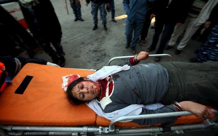 „De oorlog zorgt aan beide kanten voor veel verdriet en ellende.” Foto: een Palestijns kind dat gewond is geraakt bij een Israëlische aanval op het huis van een Hamasleider. Foto EPA