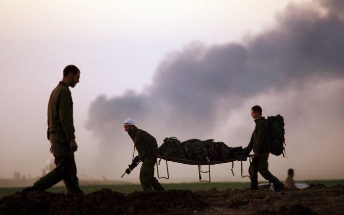 Israelische soldaten verplaatsen zich in de Gazastrook. Foto EPA