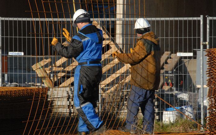 AMSTERDAM – Terwijl veel collega’s genieten van vorstverlet, trotseren twee dik ingepakte bouwvakkers op een bouwplaats in Amsterdam de kou. Coördinator Frank Knuysting van Bureau Weerverletbestrijding weet niet hoeveel werknemers er precies vorstverlet h