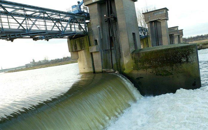 Rijkswaterstaat zet de stuwen op de Maas buiten werking als de strenge vorst in het zuiden volgende week aanhoudt. Foto ANP