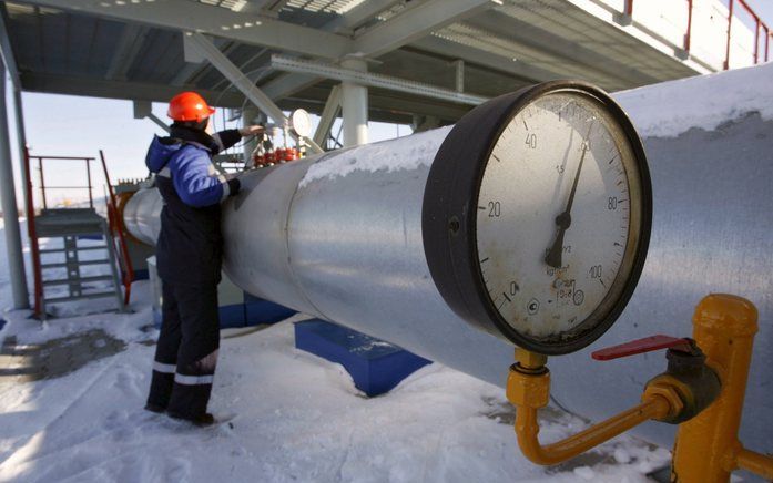 Een medewerker van Gazprom werkt aan een gasstation bij de grens met Oekraïne. Foto EPA