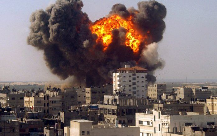 Een Israëlisch explosief trof gisteren doel in de stad Rafah. Israël verspreidde pamfletten met de oproep aan de inwoners van de stad hun huis te verlaten. Foto EPA.