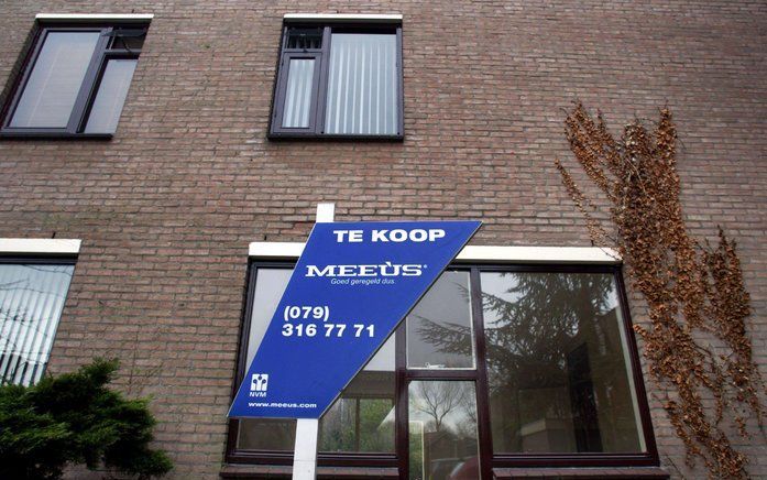 AMSTERDAM - De huizenprijzen zijn in het vierde kwartaal van 2008 gemiddeld met 2,5 procent gedaald. Na een matig derde kwartaal (min 0,7 procent) waren de effecten van de kredietcrisis vooral in de laatste drie maanden goed voelbaar. Over heel 2008 komt 