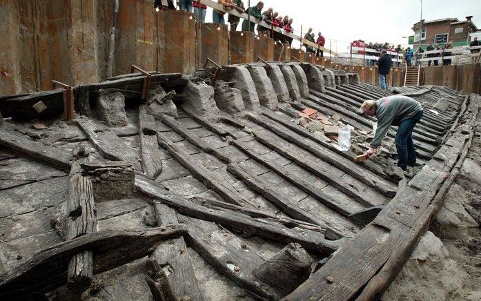 WOERDEN – In Woerden werd in 2003 in de bodem een Romeins schip gevonden op de plek waar een parkeergarage zou worden gebouwd. Toen archeologen het naar boven haalden, bleef 5 meter van het schip behouden. De andere 25 meter van het schip viel door verrot