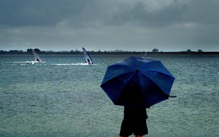 Een toerist bij het Grevelingenmeer. Foto EPA