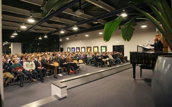 Ds. A. A. Egas, predikant van de christelijke gereformeerde kerk van Middelharnis, hield zaterdagavond in Rotterdam een lezing over het thema ”Kun je weten uitverkoren te zijn?” Hij deed dit op een bijeenkomst belegd door de Stichting Reformatorische Bezi