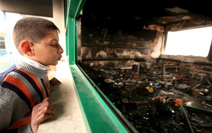 Een Palestijnse jongen bekijkt de verwoeste VN-school. Foto EPA