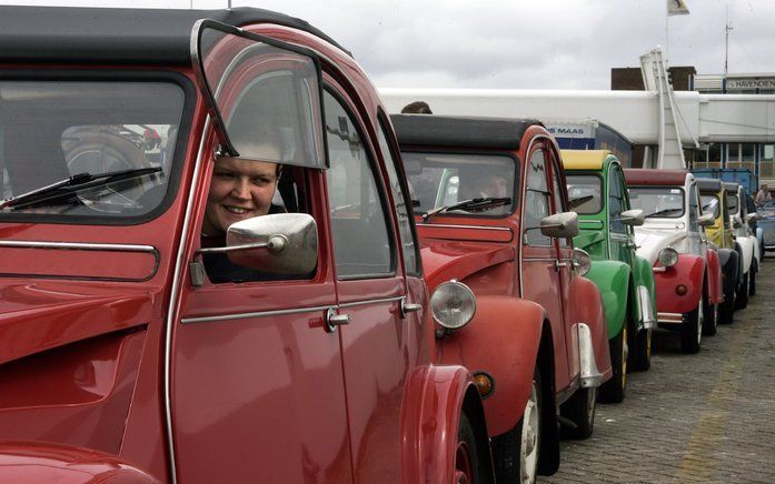 Acht Nederlandse eenden vertrekken binnenkort terug naar het thuisbasis Frankrijk. De 2CV’tjes worden ingezet voor het Amersfoortse bedrijf Huureeneend.nl. Zij openen een tweede vestiging in de Franse Provence. Foto ANP