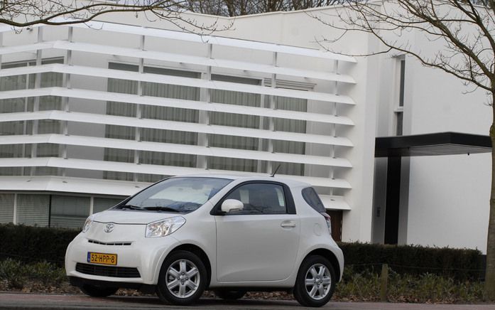 Ondanks zijn bescheiden formaat valt de kleine Toyota iQ in het verkeer beslist op. Klein is in en trekt de aandacht. Foto’s Tony Vos