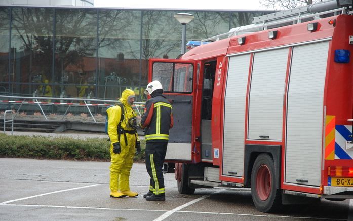 Brandweermensen gehuld in beschermende kleding onderzochten het lek dat vanmorgen in Vlissingen een chemische reactie veroorzaakte. Het Achmea Health &amp; Spacenter, waar de stoffen vrijkwamen, werd enige tijd gesloten. Foto Roland de Jong