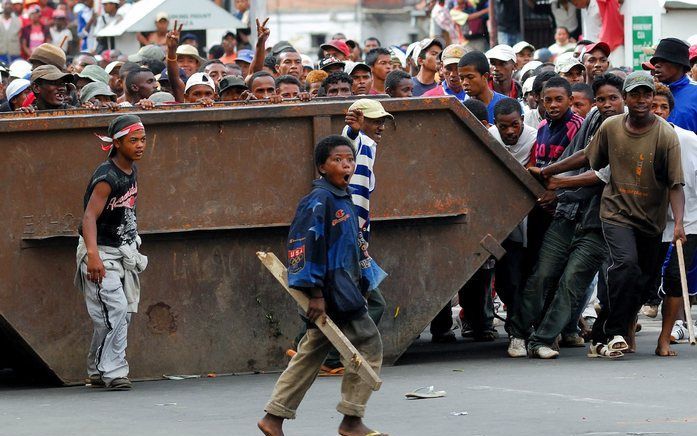 ANTANANARIVO - Aanhangers van Rajoelina protesteren in februari 2009 tegen de zittende macht. Foto EPA