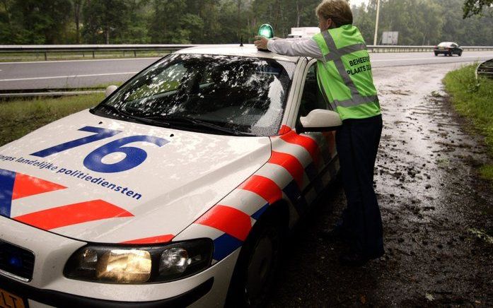 De politie heeft bij een uitgebreide controle van vrachtwagens en bussen, die donderdag begon en tot zaterdag duurde, 53 rijverboden opgelegd. foto ANP