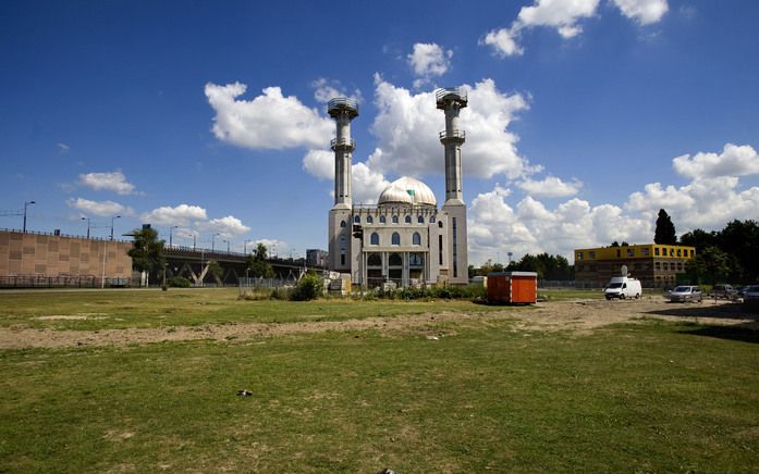 DEN HAAG – Mensen die via een gift heimelijk invloed willen krijgen in een moskee, krijgen het moeilijker. Het kabinet komt nog dit jaar met een wetsvoorstel om stichtingen, waar moskeeën vaak onder vallen, te verplichten hun financiële jaarcijfers te pub