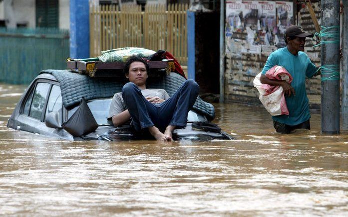 Het dodental als gevolg van de dambreuk bij Jakarta vrijdagochtend is opgelopen tot zeker vijftig. Foto EPA