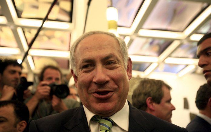 JERUZALEM – Benjamin Netanyahu (foto) presenteert dinsdag zijn regering aan de Knesset, het parlement in Israël. Dat meldde een woordvoerder van Likud, de centrumrechtse partij van de aanstaande minister-president. Netanyahu kan rekenen op de steun van 69