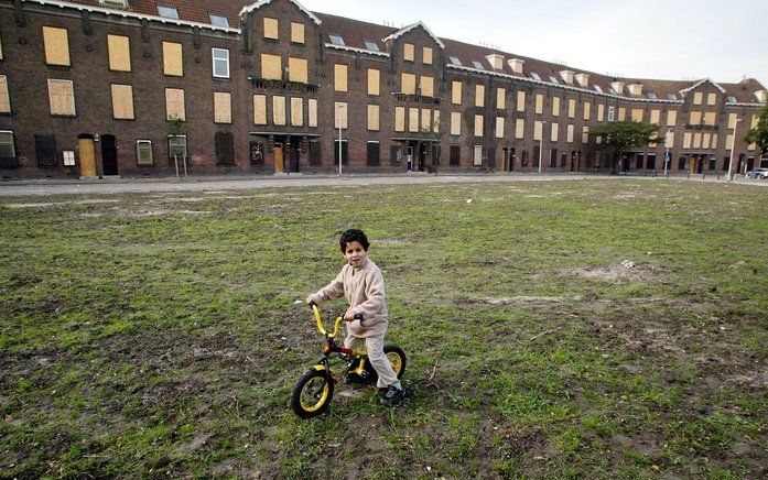 De Rotterdamse wethouder Karakus wil burenoverlast hard gaan aanpakken. Huurders die drie maanden overlast veroorzaken, moeten hun huis uit. Ze krijgen –onder strikte voorwaarden– een laatste kans in een andere woning in een andere wijk. Foto: de wijk Spa