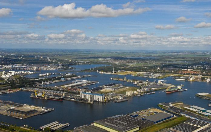 DEN HAAG – Minister Eurlings van Verkeer dringt sterk aan op verzelfstandiging van het Amsterdamse havenbedrijf om de bouw van een tweede sluis bij IJmuiden te financieren. Foto ANP