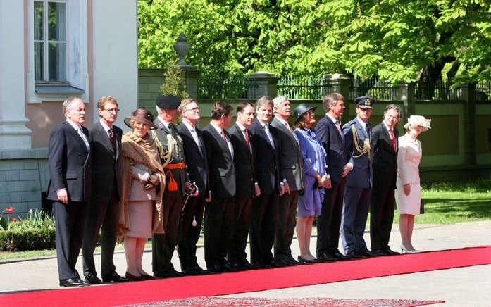 De leden van de hofhouding van koningin Beatrix werken vooral achter de schermen. Bij staatsbezoeken reist altijd een flinke delegatie mee en zijn de hovelingen –zij het op de achtergrond– aanwezig. Foto: Het gevolg van koningin Beatrix wacht bij het pres