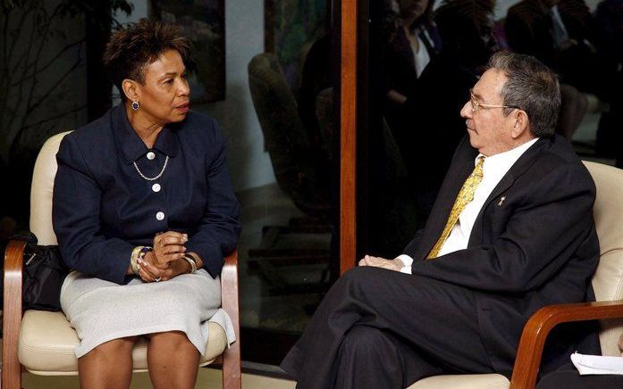 HAVANA - Barbara Lee, leidster van de Amerikaanse delegatie, in gesprek met de Cubaanse leider Raúl Castro. Foto EPA