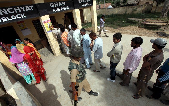 NEW DELHI – Ruim 143 miljoen inwoners van India hebben donderdag hun stem uitgebracht tijdens de eerste dag van de verkiezingen. Foto EPA