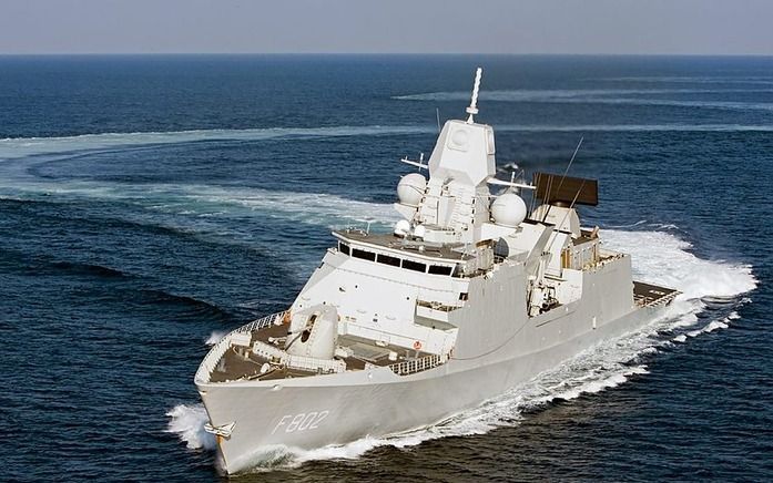 Het LC-fregat hr. ms. De Zeven Provinciën (2002) met achterop de zwarte ‘schotel’ van de Smart-L-radar. - Foto Thales Nederland