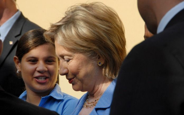 Hillary Clinton heeft dinsdag opgeroepen tot nauwere banden met voormalig aartsvijand Libië. De Amerikaanse minister van Buitenlandse Zaken sprak met een zoon van de Libische leider Muammar Kaddafi. Foto EPA