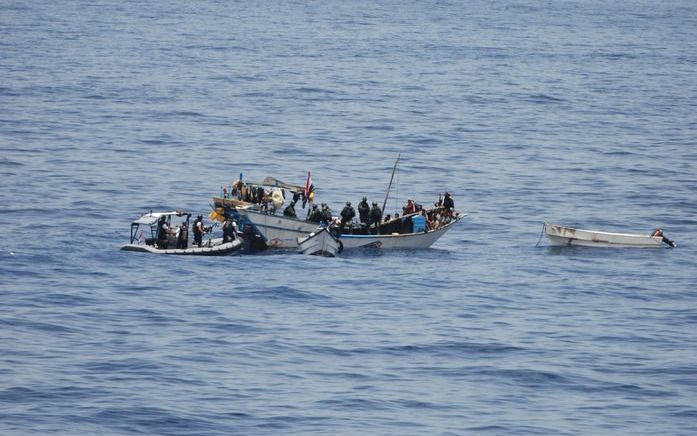 Zaterdag is er geen overleg geweest met het openbaar ministerie voordat Nederlandse militairen negen vermoedelijke piraten voor de kust van Somalië vrijlieten, maar dat had wel moeten gebeuren. Nederland is bovendien bereid een aandeel te nemen in de verv