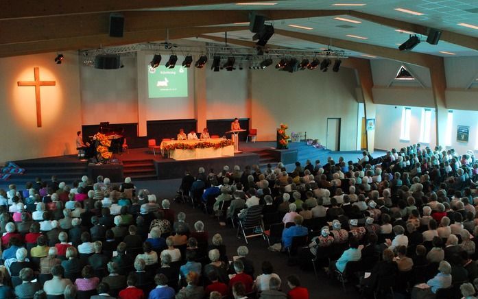 SCHIPHOL-RIJK – Zo’n 600 vrouwen waren donderdag in Schiphol-Rijk bijeen op de 61e bondsdag van de christelijke gereformeerde vrouwenverenigingen. Ds. W. Steenbergen, ds. A. Huijgen en evangelist Jurjen ten Brinke spraken over het thema ”Zeg mij wie uw vr