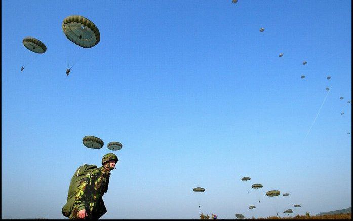 Belgische militairen oefenen volgende week in Noord-Nederland. Er worden onder meer parachutisten ingezet, die vanaf de vliegbasis Leeuwarden worden overgevlogen naar de oefengebieden. Foto ANP.