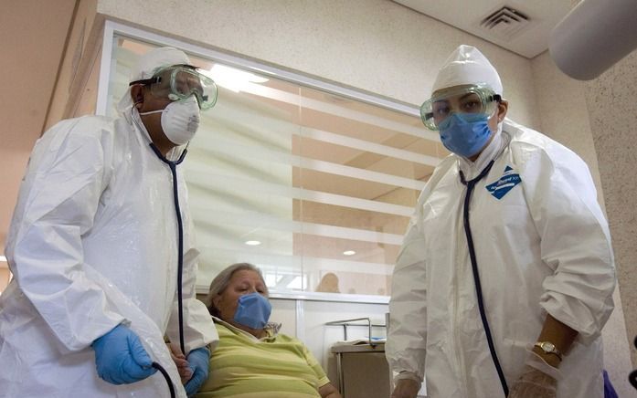 Artsen in het Navy General Hospital in Mexico City behandelen een patiënt die mogelijk het H1N1-griepvirus onder de leden heeft. Het aantal bevestigde gevallen is gestegen tot boven de 700. Foto EPA