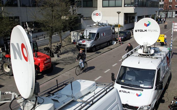 HILVERSUM – De NOS heeft in het Journaal vlak na Dodenherdenking het spontane applaus voor Koningin Beatrix acht seconden langer gemaakt. Foto ANP