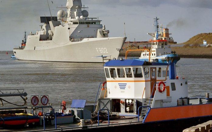 Het marineschip Hr. Ms. Zeven Provinciën is op weg naar het gekaapte schip de Marathon in de Golf van Aden. De oorlogsbodem vaart onder NAVO–gezag in het gebied. Dat liet het ministerie van Justitie donderdag weten. Foto ANP