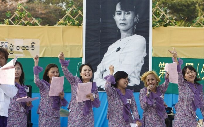 YANGON - Vrouwen demonstreren voor een portret van Suu Kyi. Foto EPA