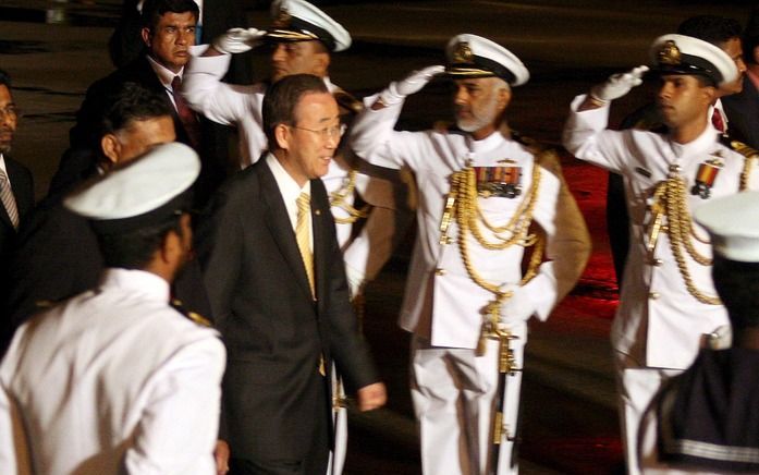 De secretaris-generaal van de VN, Ban Ki-Moon, kwam zaterdagochtend (plaatselijke tijd) aan op het vliegveld van Colombo in Sri Lanka. Foto EPA