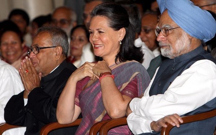 NEW DELHI – Premier Manmohan Singh van India en zijn ministers kunnen aan het werk. Tijdens een ceremonie in Rashtrapati Bhavan, het presidentiële paleis in de hoofdstad New Delhi, werden donderdag 59 bewindspersonen beëdigd. Foto EPA