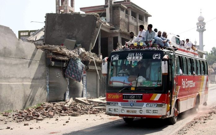 Mensen verlieten zondag de stad Mingora, nadat het Pakistaanse leger het uitgaansverbod in de stad in de Swatvallei tijdelijk op te schorten om mensen in staat te steleln voedsel te kopen. Foto EPA.