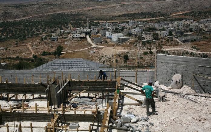 Bouwvakkers werken aan een woning in de nederzetting Alfey Menashe. De Amerikaanse regering overweegt stappen te nemen tegen Israël als dat land niet stopt met de uitbreiding van de nederzettingen op de bezette Westelijke Jordaanoever. Foto EPA