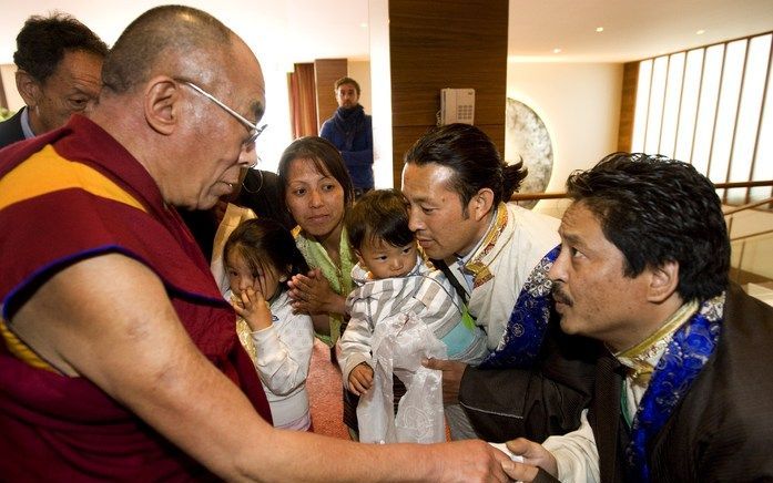 AMSTERDAM – „China heeft een nieuwe bevrijdingsbeweging nodig”. Dat zei de dalai lama donderdagmiddag in een bijeenkomst in het Okura Hotel in Amsterdam. Foto ANP