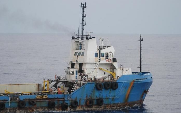 DEN HAAG - Sleepboot MV Yenegoa Ocean. Het Nederlandse marineschip De Zeven Provinciën begeleidt sinds zaterdagochtend het schip MV Yenegoa Ocean, dat is vrijgegeven na een tien maanden durende kaping door Somalische zeerovers. Foto EPA