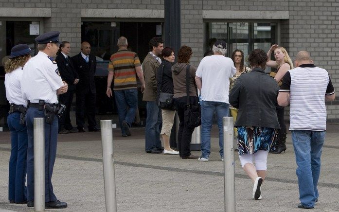 DEN BOSCH – Ook naar de extra bijeenkomst voor ouders van oud–leerlingen van de van ontucht verdachte Bossche zwemschoolhouder Benno L. zijn donderdagavond veel ouders gekomen. De politie schat de opkomst in de Brabanthallen in Den Bosch tussen drie– vier