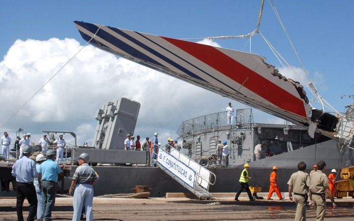 Braziliaans marinepersoneel brengt brokstukken van de gecrashte Airbus aan wal. Foto EPA