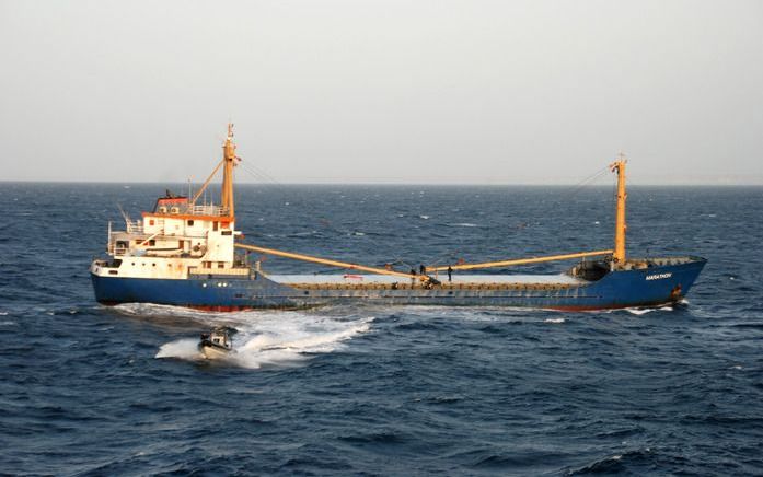 Marinefregat De Zeven Provincien bij het koopvaardijschip de Marathon. Foto ANP