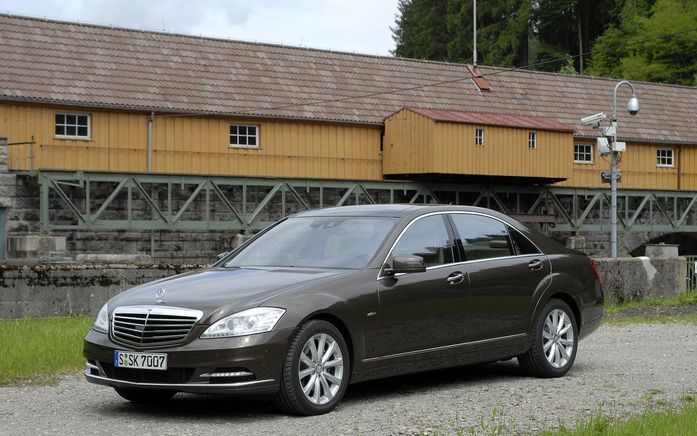 De uiterlijke veranderingen aan de Mercedes S-klasse zijn bescheiden; het draait om de hybridetechniek. Foto Tony Vos