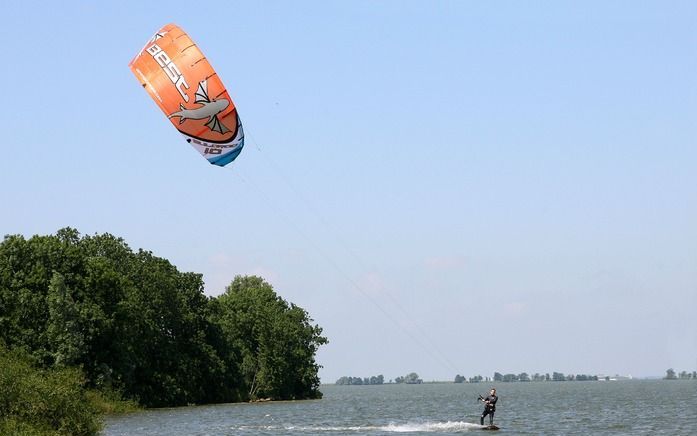 MUIDERBERG – Kitesurfinstructeur Jelle Schöttelndreier (inzet) in actie bij Muiderberg. Uit eigen ervaring weet hij hoe gevaarlijk het surfen met een vlieger kan zijn. „Zonder goede training is kitesurfen totaal onverantwoord.” Foto’s RD, Anton Dommerholt