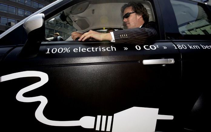 DEN HAAG - Verkeersminister Eurlings zit achter het stuur van een Noors model elektrische auto, op weg naar het Plein in Den Haag. De Noorse TH!NK City is de eerste volledig elektrische auto die een Europese goedkeuring heeft in alle lidstaten van de Euro