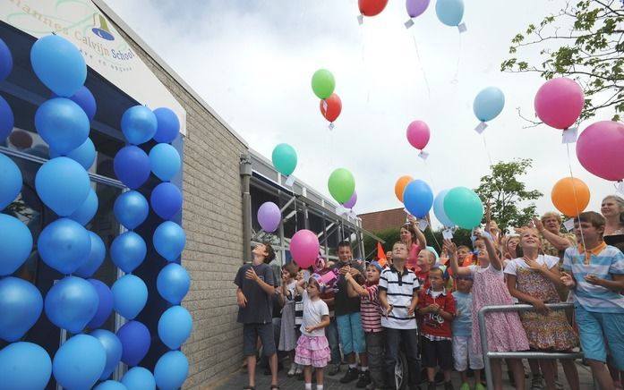 WOLPHAARTSDIJK – Leerlingen van de Johannes Calvijnschool in het Zeeuwse Wolphaartsdijk laten ballonnen op na de onthulling van het nieuwe logo van de school. De Calvijnschool nam woensdag een nieuw schoolgebouw in gebruik. Foto Willem Mieras